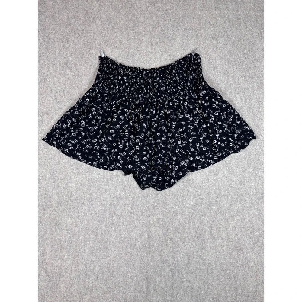 k261. Boho Womens M/L Black Floral Smocked Waist Flowy Boho Shorts